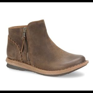 Women’s Born Tavar leather booties. 6.5
